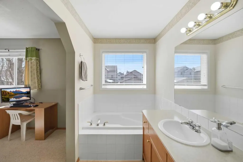 39 Saddlemont Close NE Calgary AB T3J 4V1