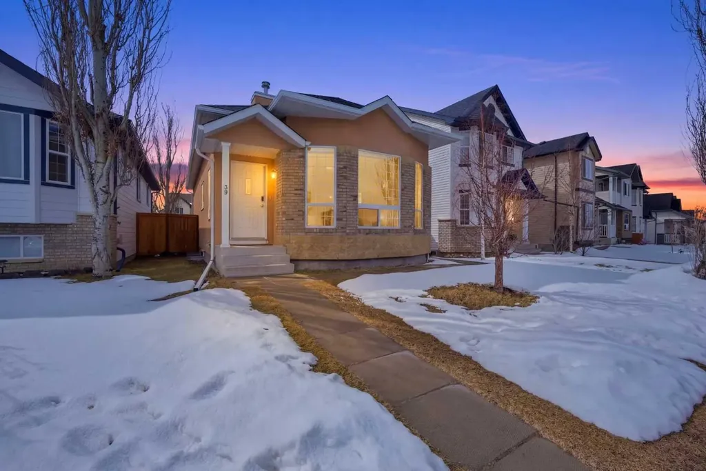 39 Saddlemont Close NE Calgary AB T3J 4V1