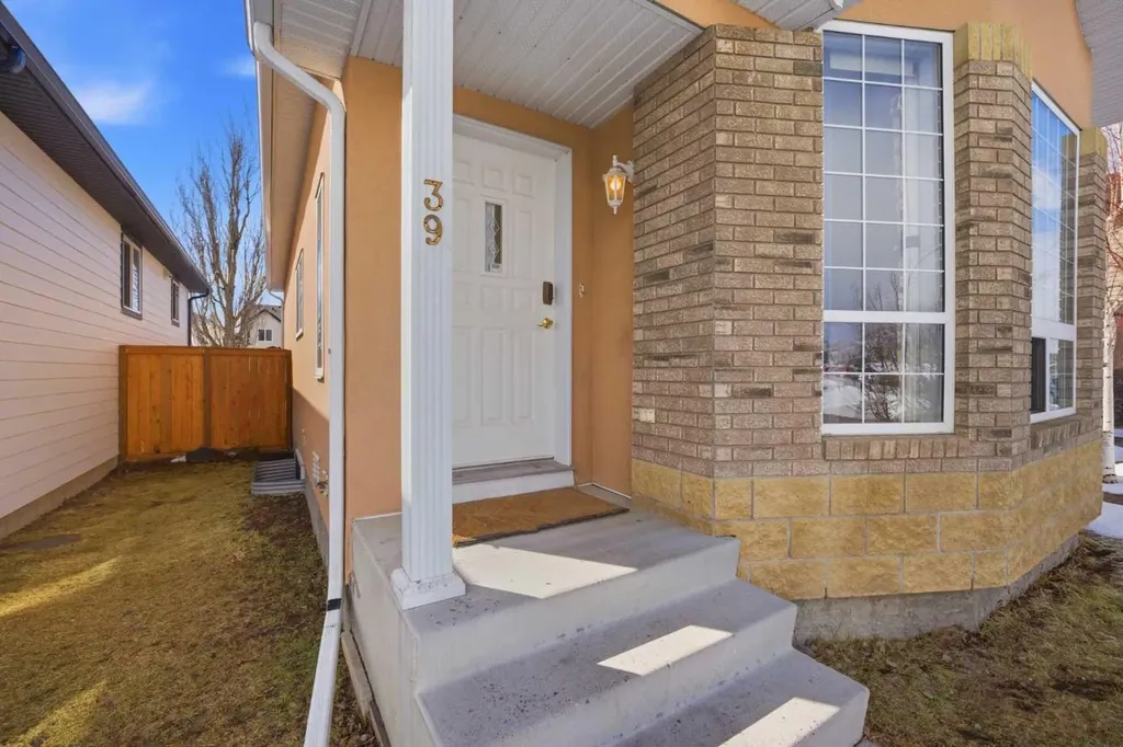 39 Saddlemont Close NE Calgary AB T3J 4V1