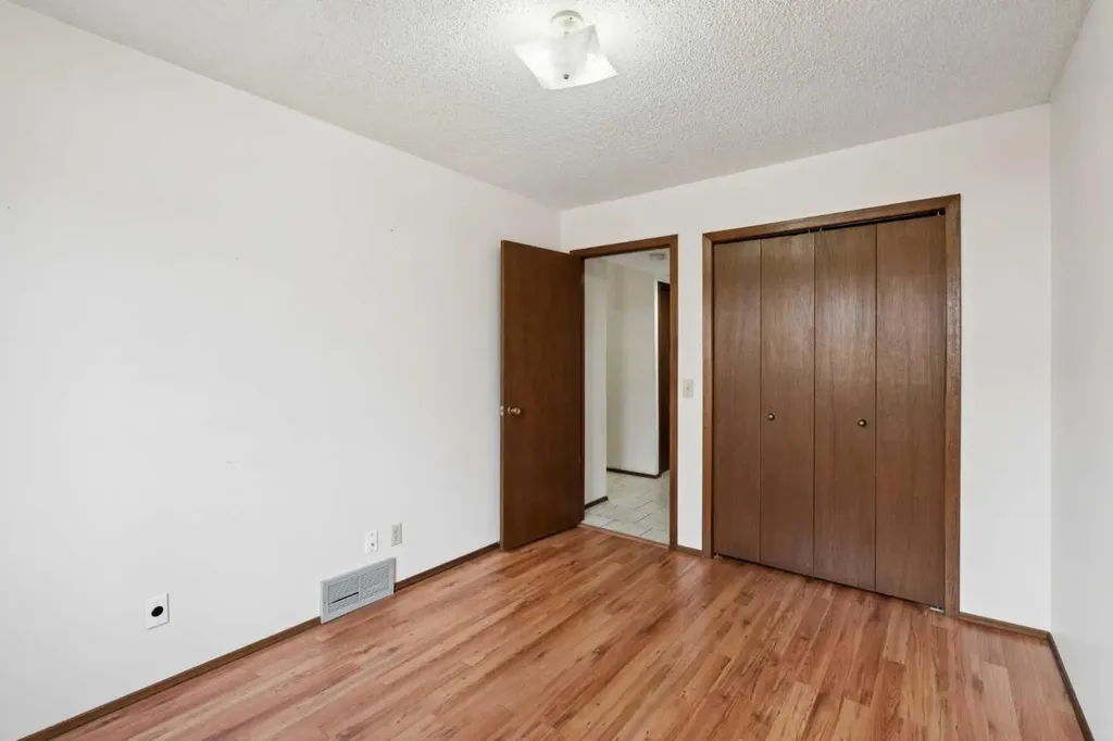 40 Scenic Place NW Calgary AB T3L1A5