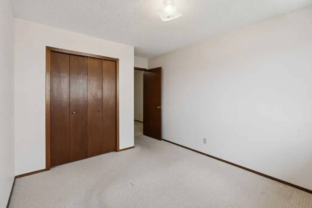 40 Scenic Place NW Calgary AB T3L1A5
