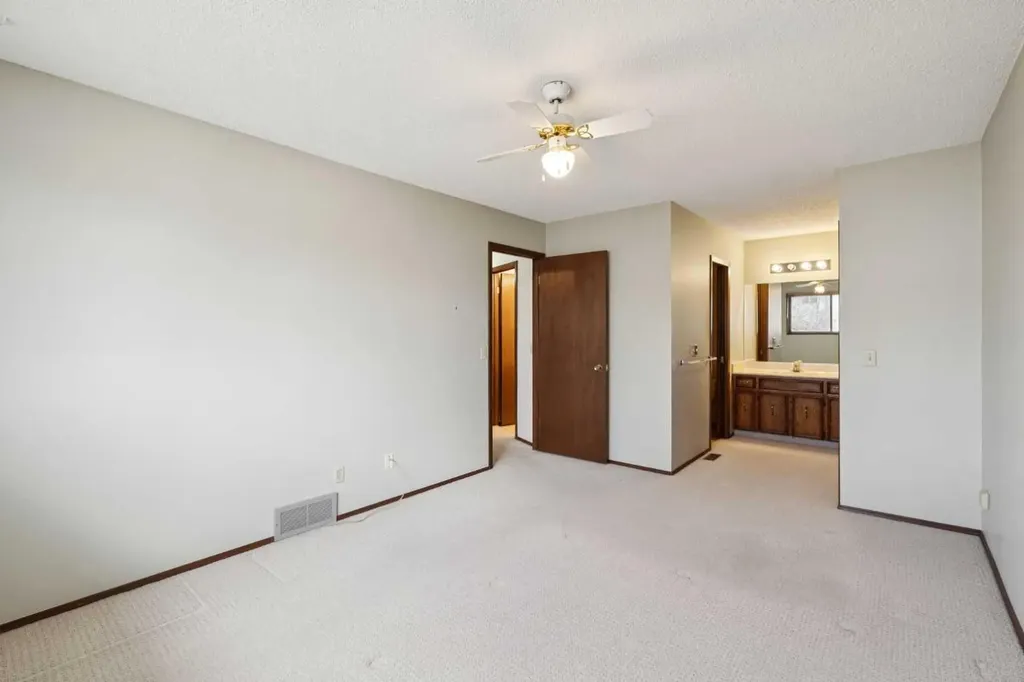 40 Scenic Place NW Calgary AB T3L1A5