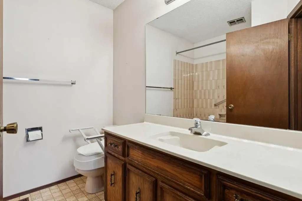 40 Scenic Place NW Calgary AB T3L1A5