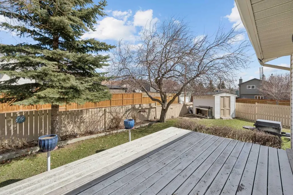 40 Scenic Place NW Calgary AB T3L1A5