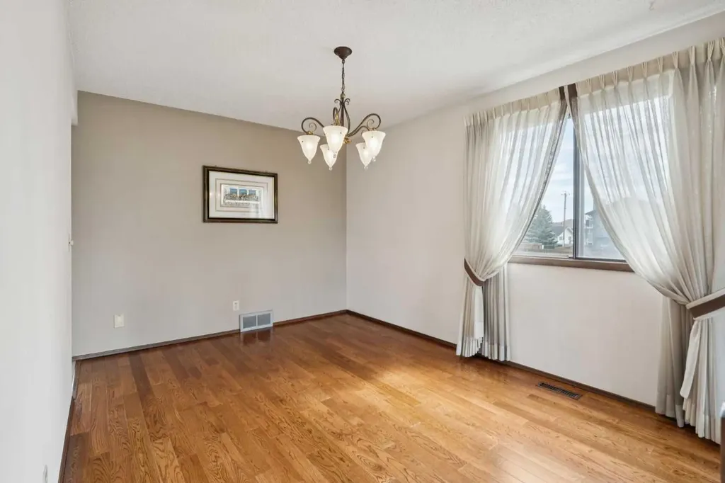 40 Scenic Place NW Calgary AB T3L1A5