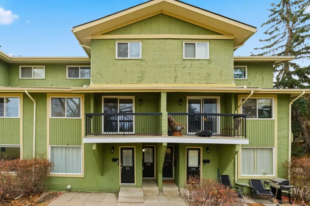 2200 Woodview Drive SW Calgary AB T2W 3N6