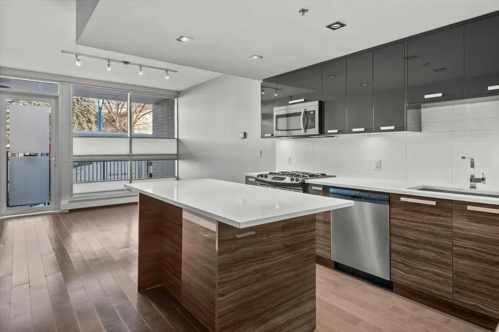 235 9a Street NW Calgary AB T2N 1T7