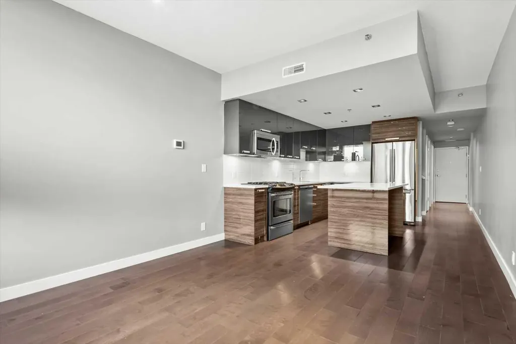 235 9a Street NW Calgary AB T2N 1T7