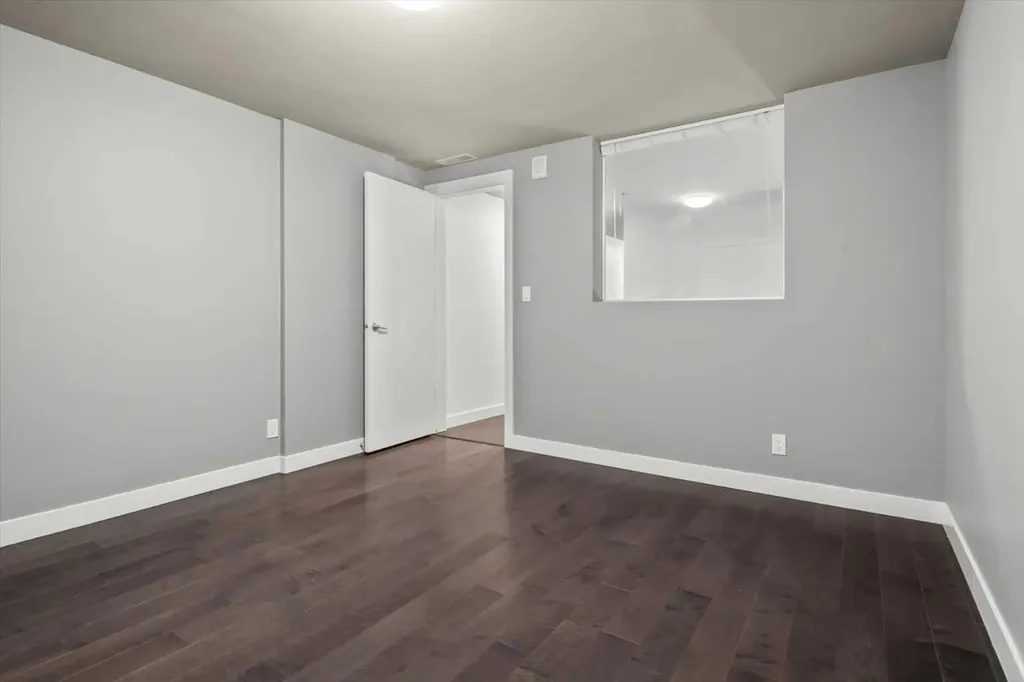 235 9a Street NW Calgary AB T2N 1T7