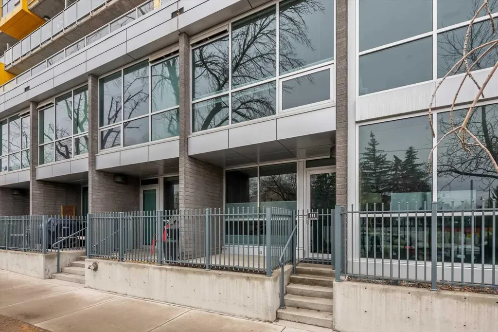 235 9a Street NW Calgary AB T2N 1T7
