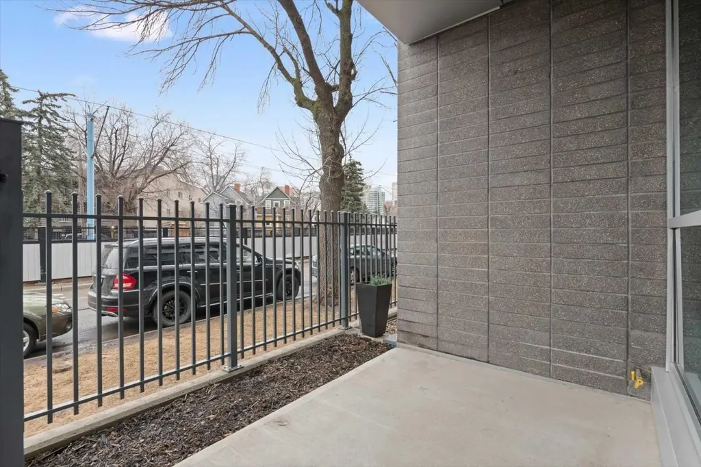 235 9a Street NW Calgary AB T2N 1T7