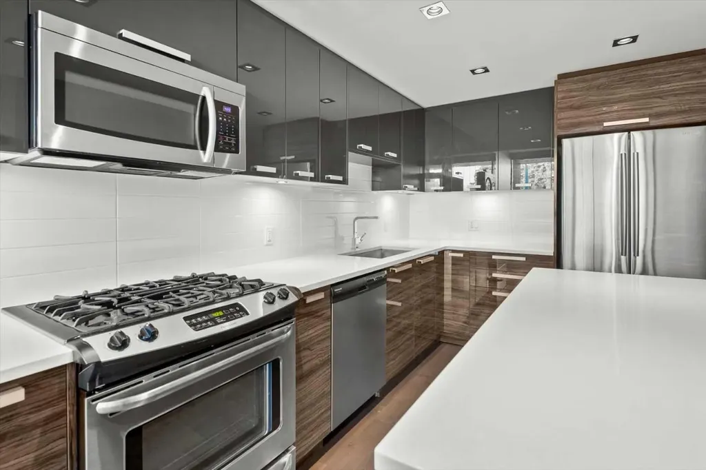 235 9a Street NW Calgary AB T2N 1T7