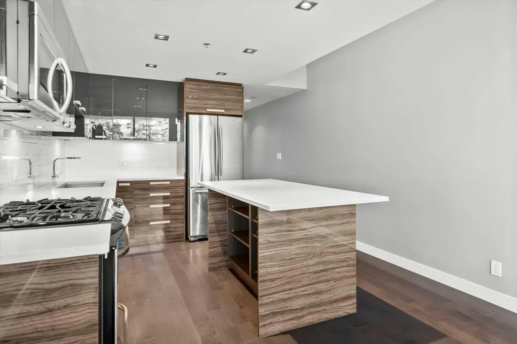 235 9a Street NW Calgary AB T2N 1T7