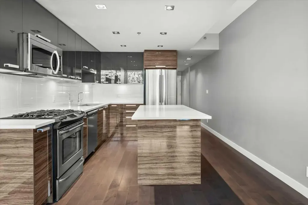 235 9a Street NW Calgary AB T2N 1T7