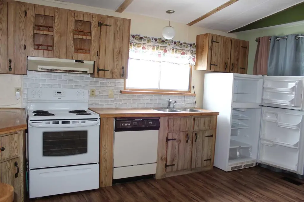 202 7th Avenue SE Manning AB T0H 2M0