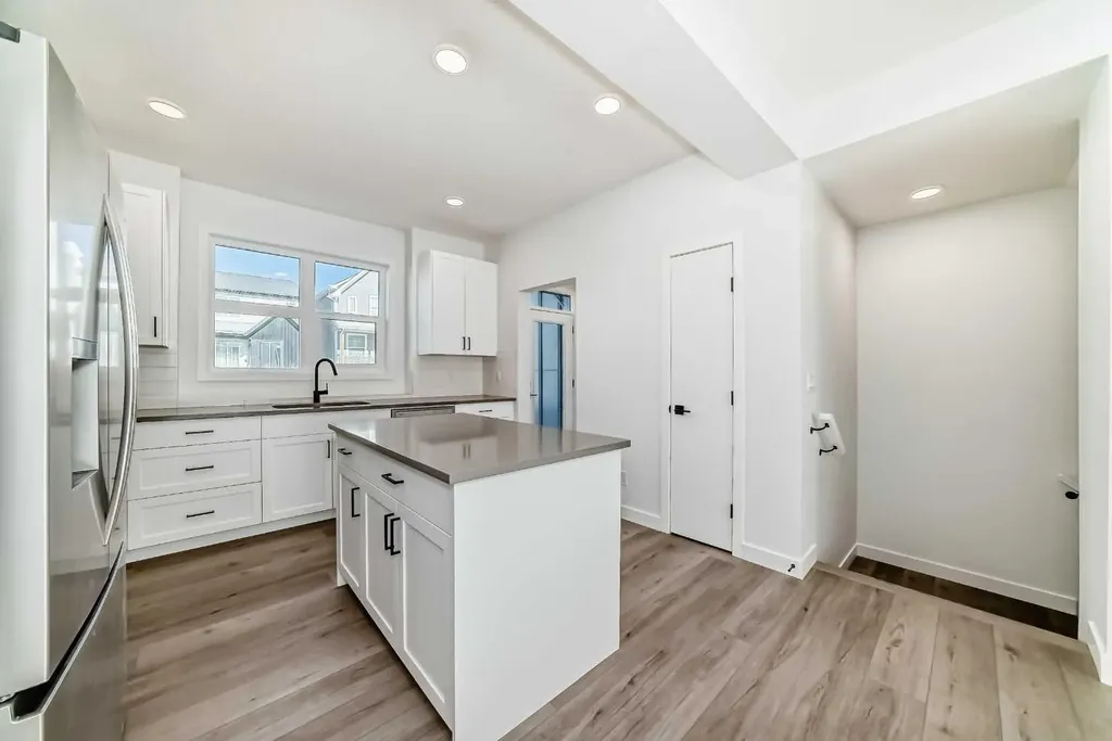 30 Rochester View NW Calgary AB T3L 0M8