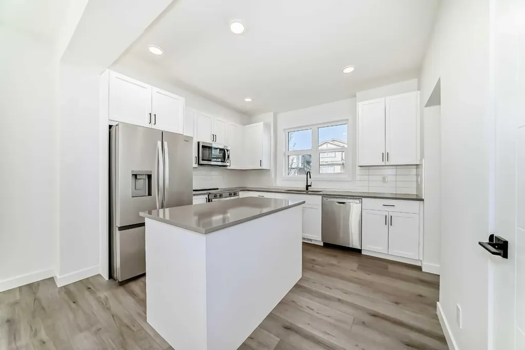 30 Rochester View NW Calgary AB T3L 0M8