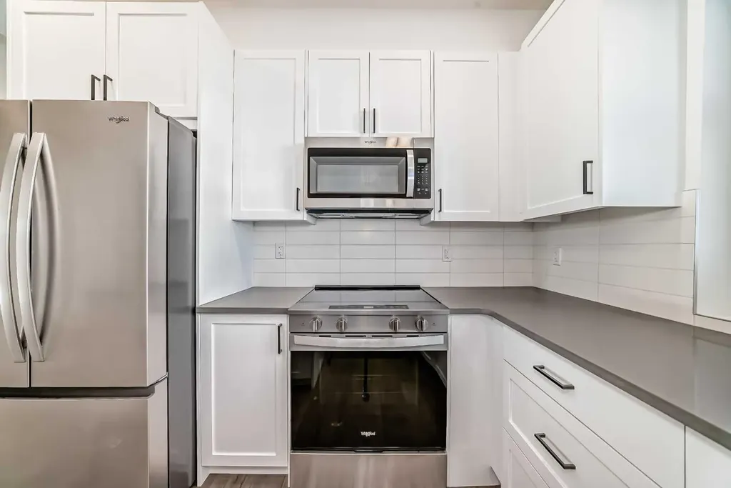 30 Rochester View NW Calgary AB T3L 0M8