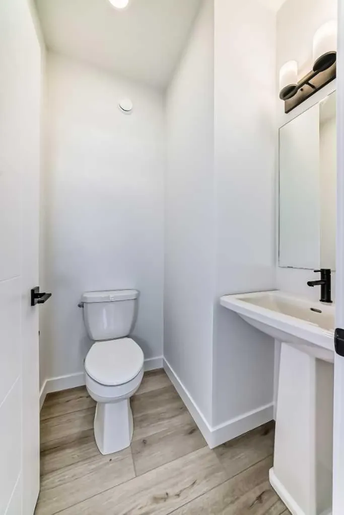 30 Rochester View NW Calgary AB T3L 0M8