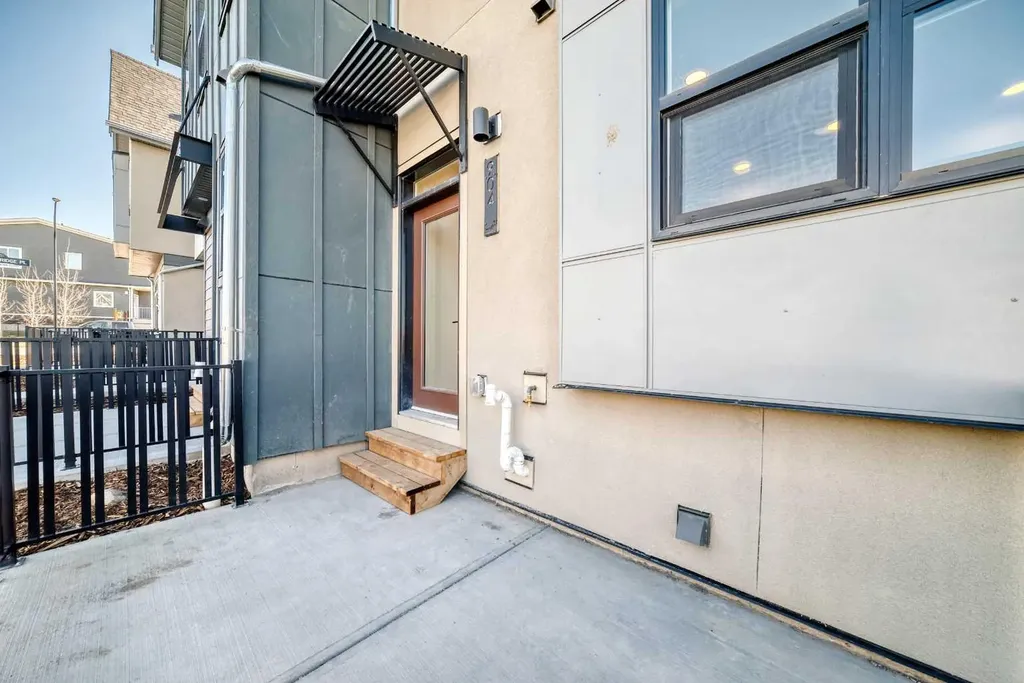 30 Rochester View NW Calgary AB T3L 0M8