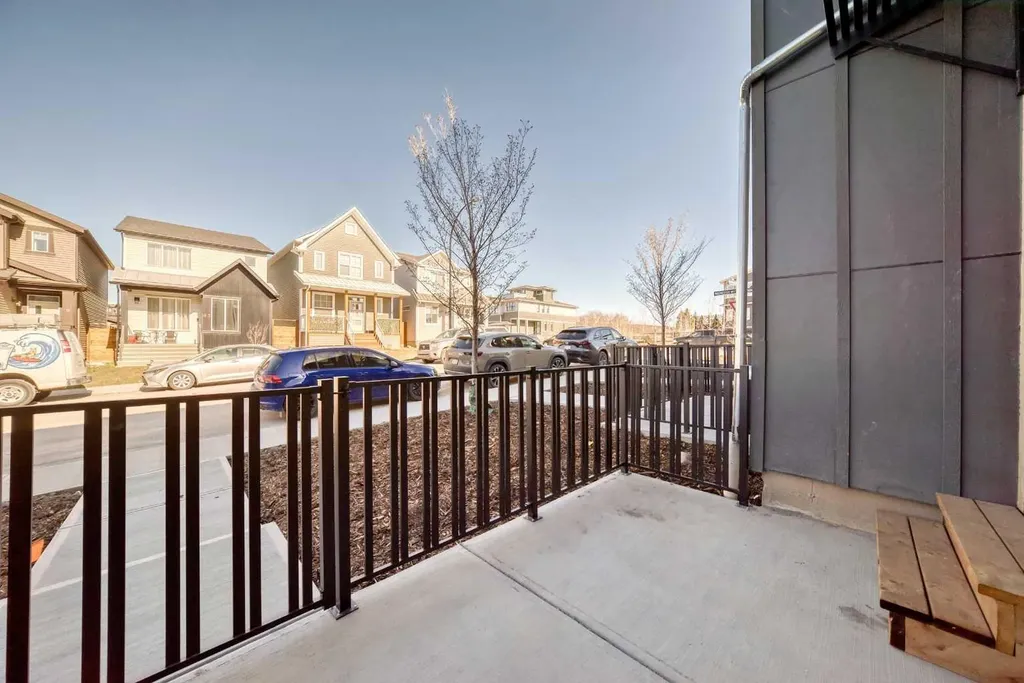 30 Rochester View NW Calgary AB T3L 0M8