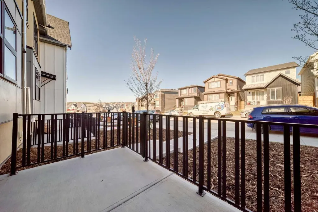 30 Rochester View NW Calgary AB T3L 0M8