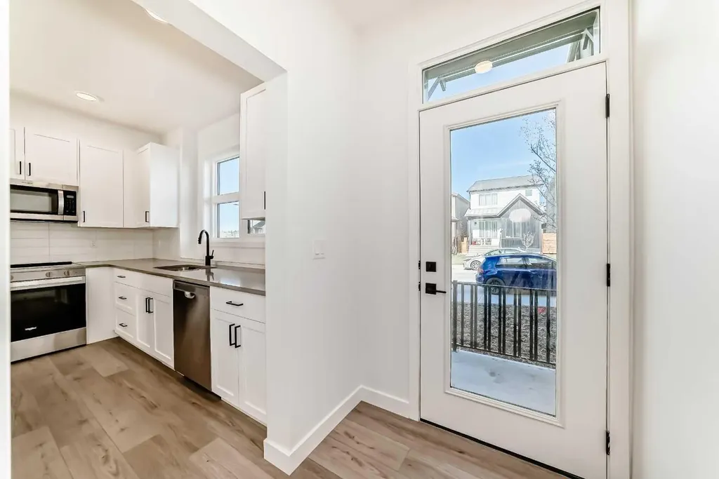 30 Rochester View NW Calgary AB T3L 0M8