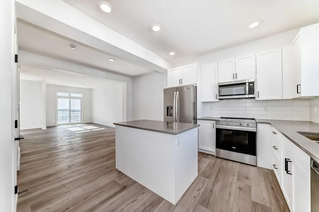 30 Rochester View NW Calgary AB T3L 0M8