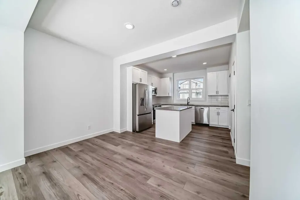 30 Rochester View NW Calgary AB T3L 0M8