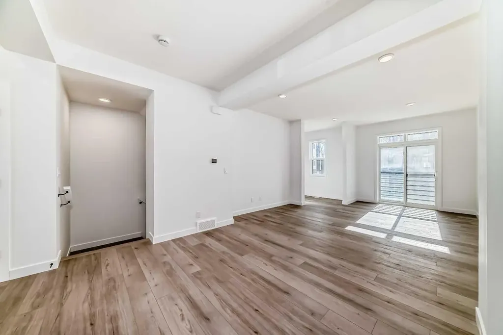 30 Rochester View NW Calgary AB T3L 0M8