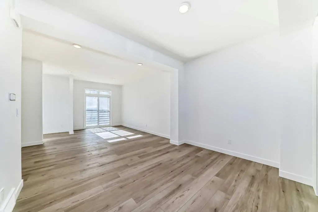 30 Rochester View NW Calgary AB T3L 0M8