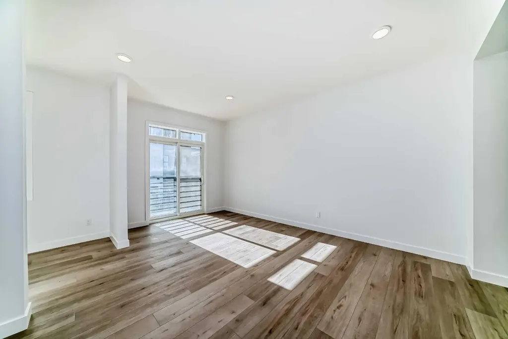30 Rochester View NW Calgary AB T3L 0M8