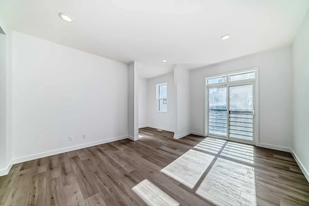 30 Rochester View NW Calgary AB T3L 0M8