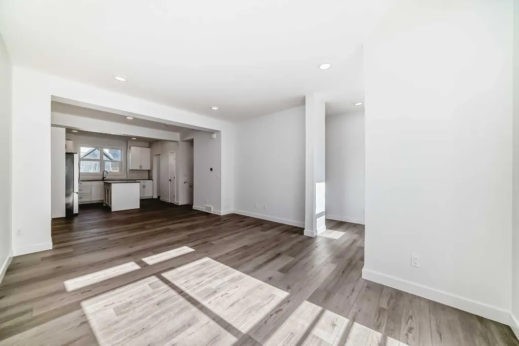 30 Rochester View NW Calgary AB T3L 0M8