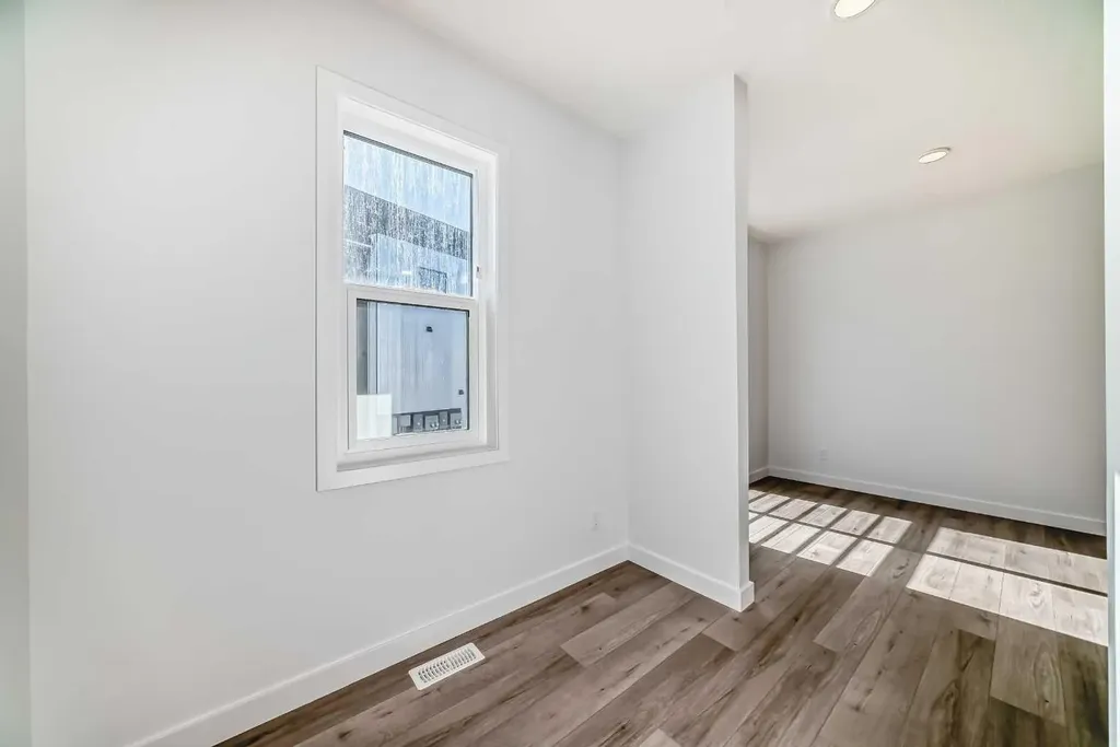 30 Rochester View NW Calgary AB T3L 0M8