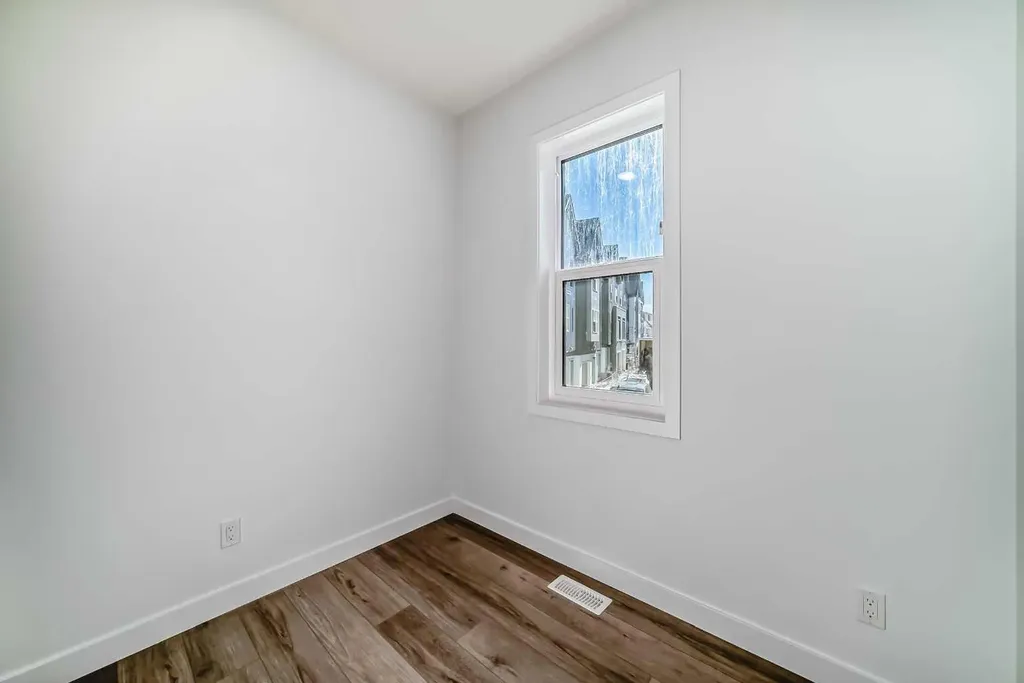 30 Rochester View NW Calgary AB T3L 0M8