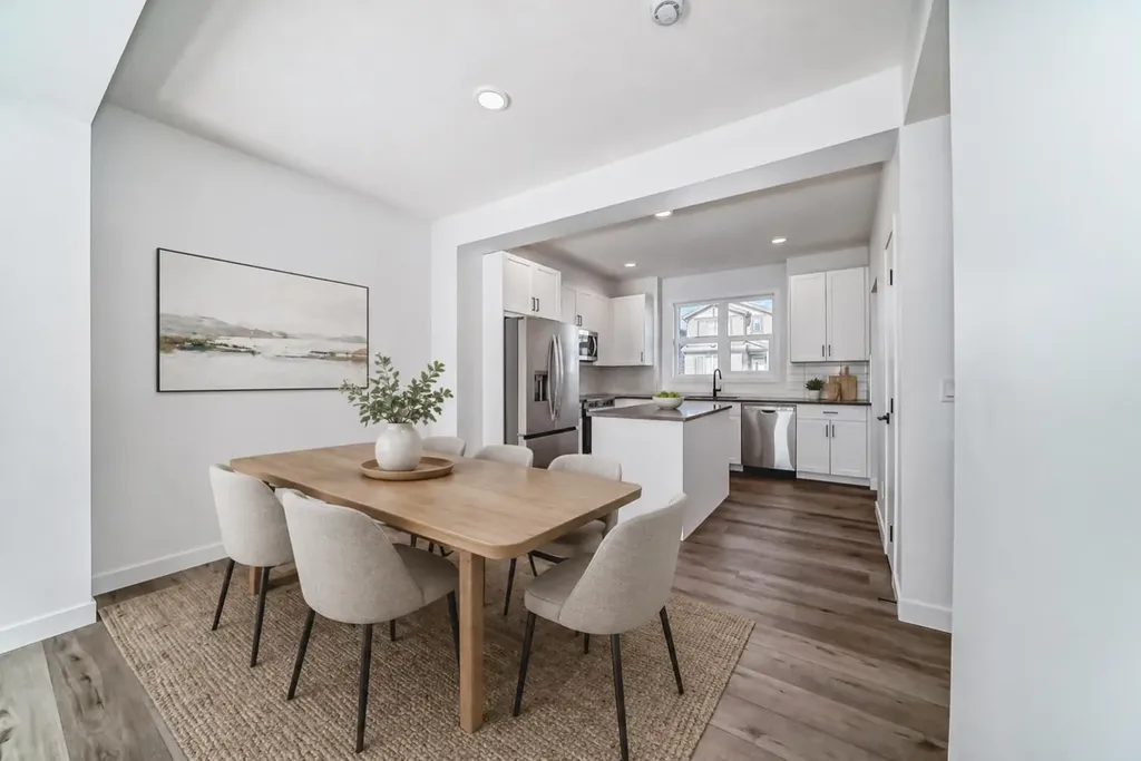 30 Rochester View NW Calgary AB T3L 0M8