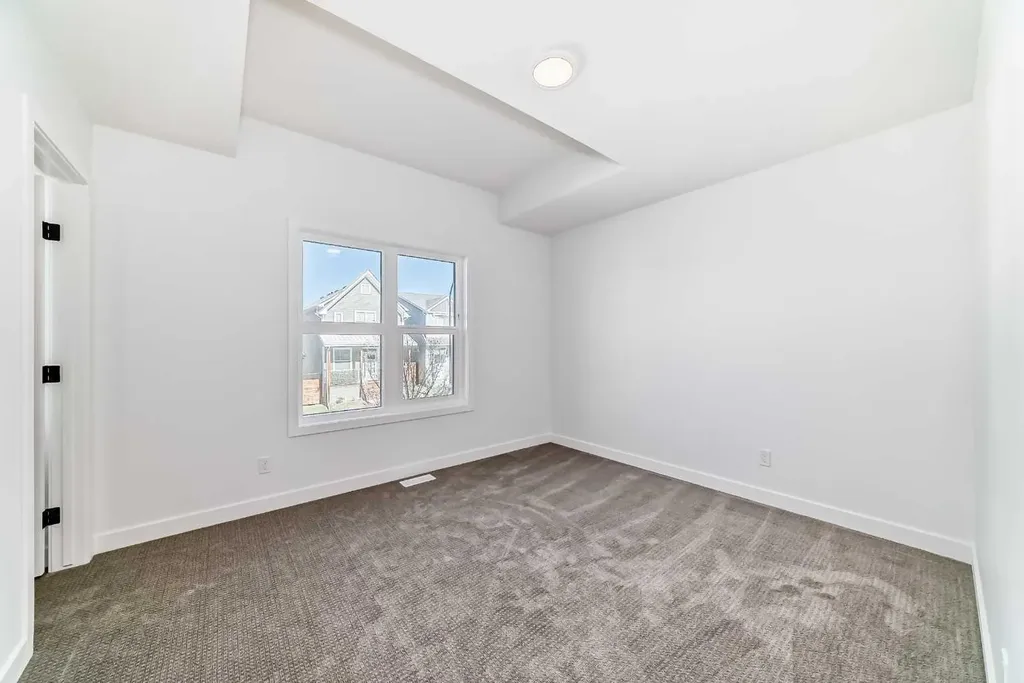 30 Rochester View NW Calgary AB T3L 0M8