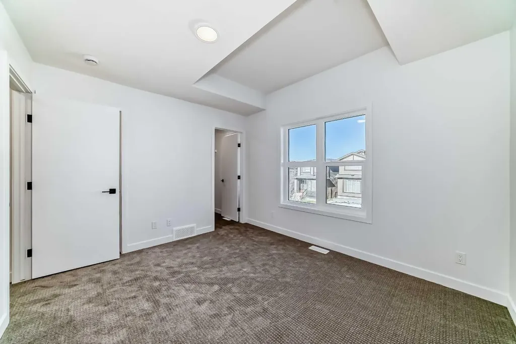 30 Rochester View NW Calgary AB T3L 0M8