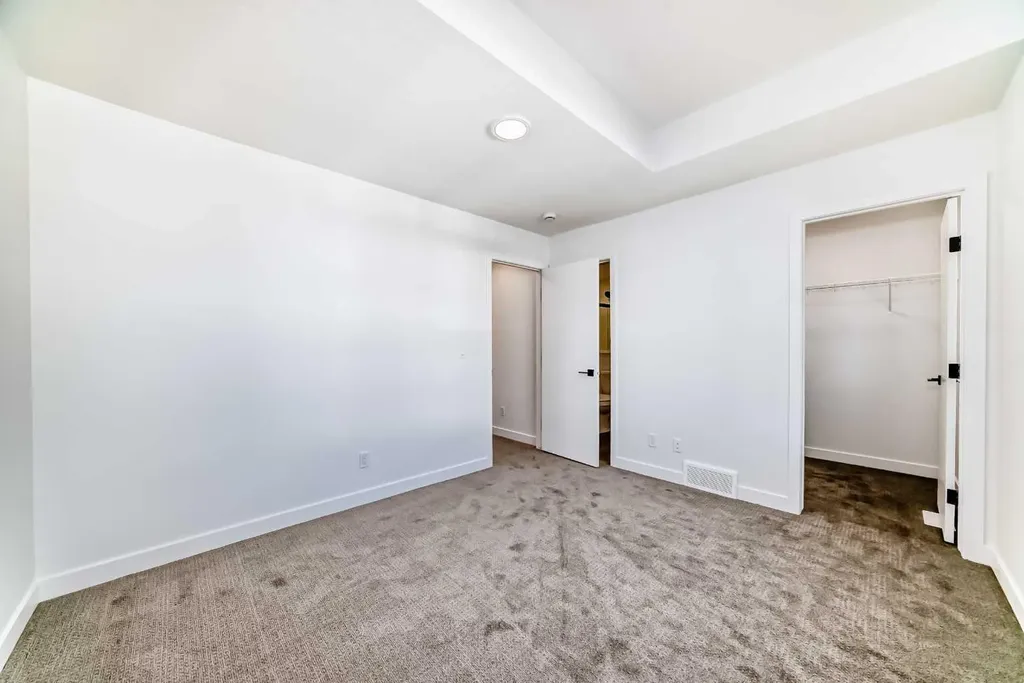 30 Rochester View NW Calgary AB T3L 0M8