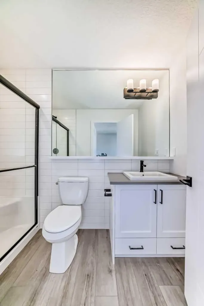 30 Rochester View NW Calgary AB T3L 0M8
