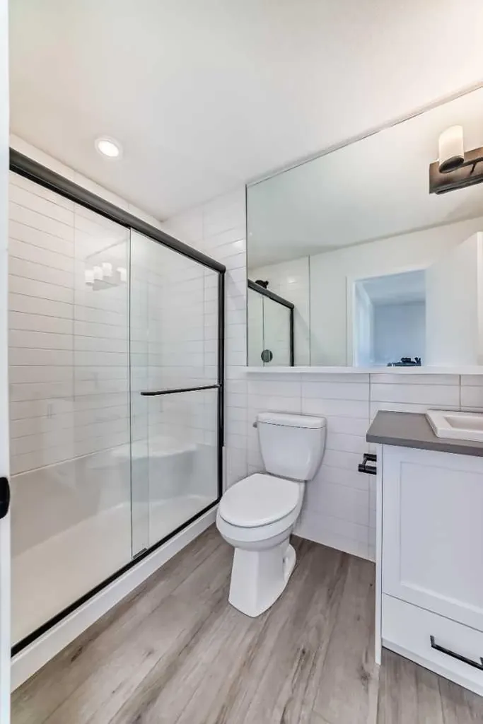 30 Rochester View NW Calgary AB T3L 0M8