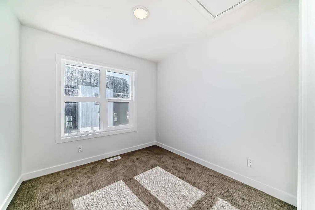 30 Rochester View NW Calgary AB T3L 0M8