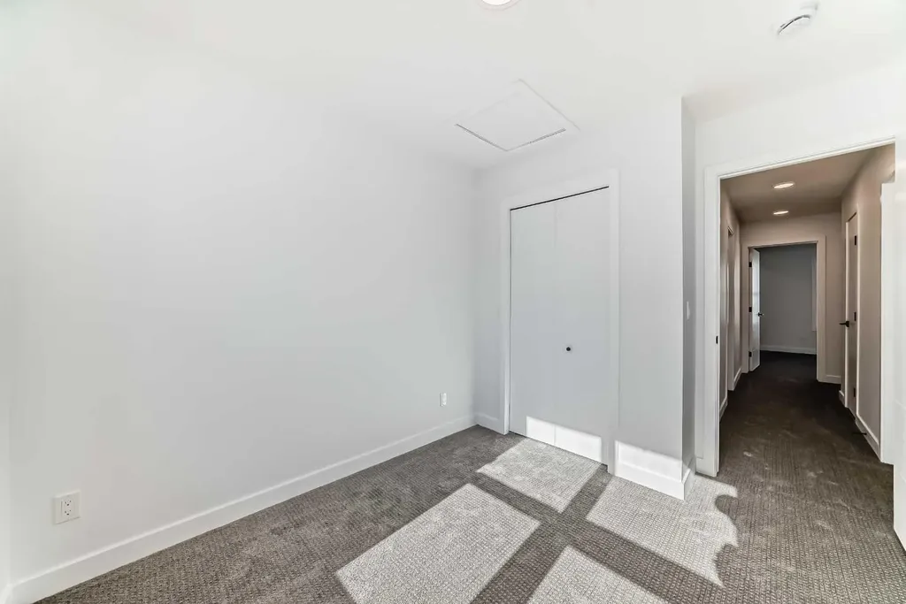 30 Rochester View NW Calgary AB T3L 0M8
