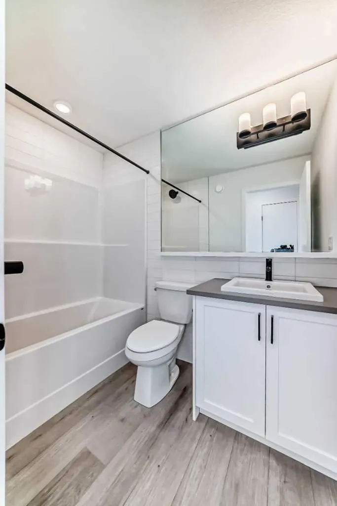30 Rochester View NW Calgary AB T3L 0M8