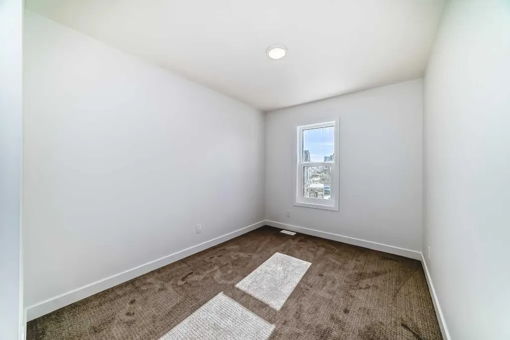 30 Rochester View NW Calgary AB T3L 0M8