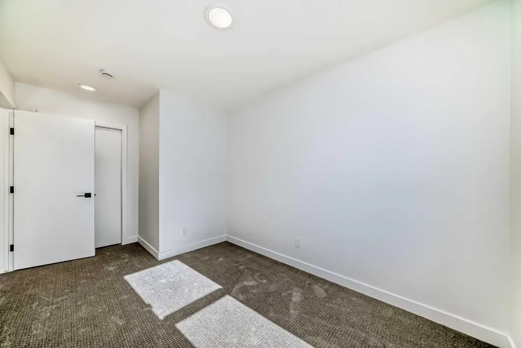 30 Rochester View NW Calgary AB T3L 0M8