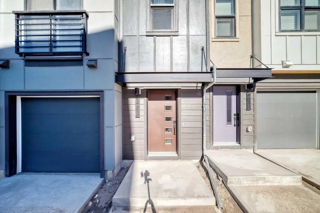 30 Rochester View NW Calgary AB T3L 0M8
