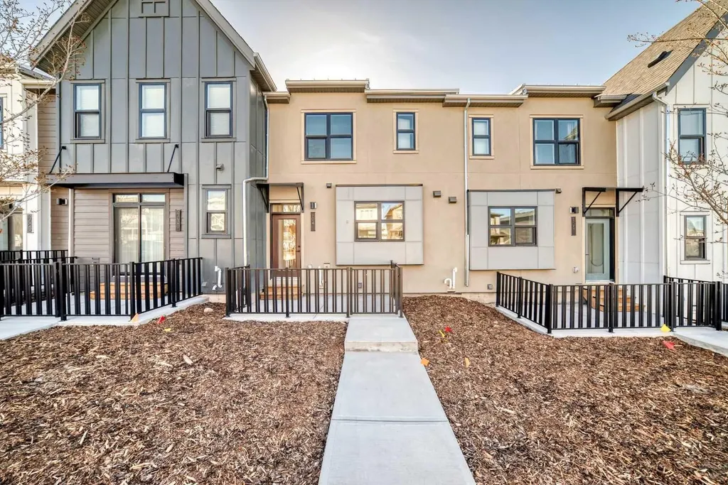 30 Rochester View NW Calgary AB T3L 0M8