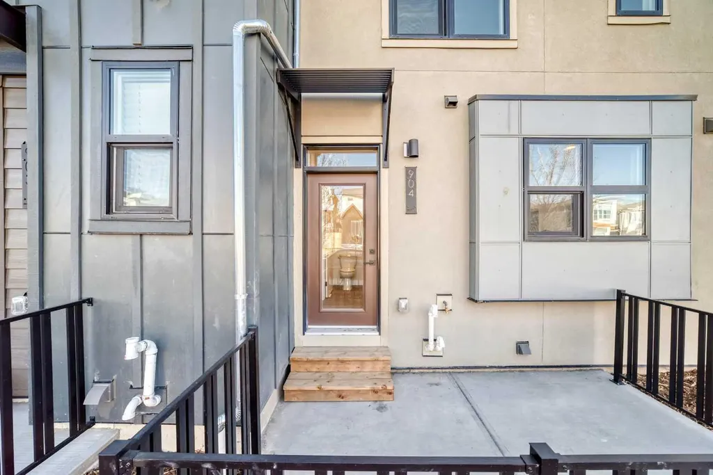 30 Rochester View NW Calgary AB T3L 0M8